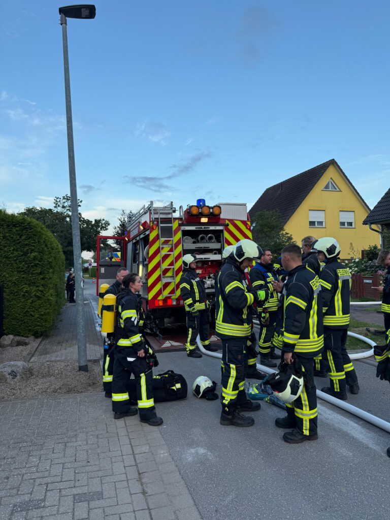 Der Rettungstrupp unter Atemschutz steht bereit