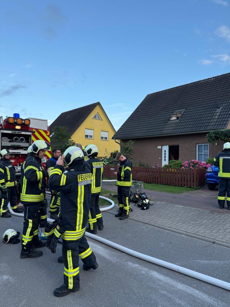 Kameraden an der Einsatzstelle. Einsatzgeschehen nach der "heißen" Phase.
