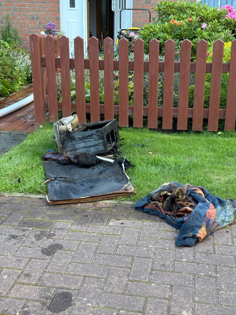 Rest der Küche und die Decke vom Löschversuch