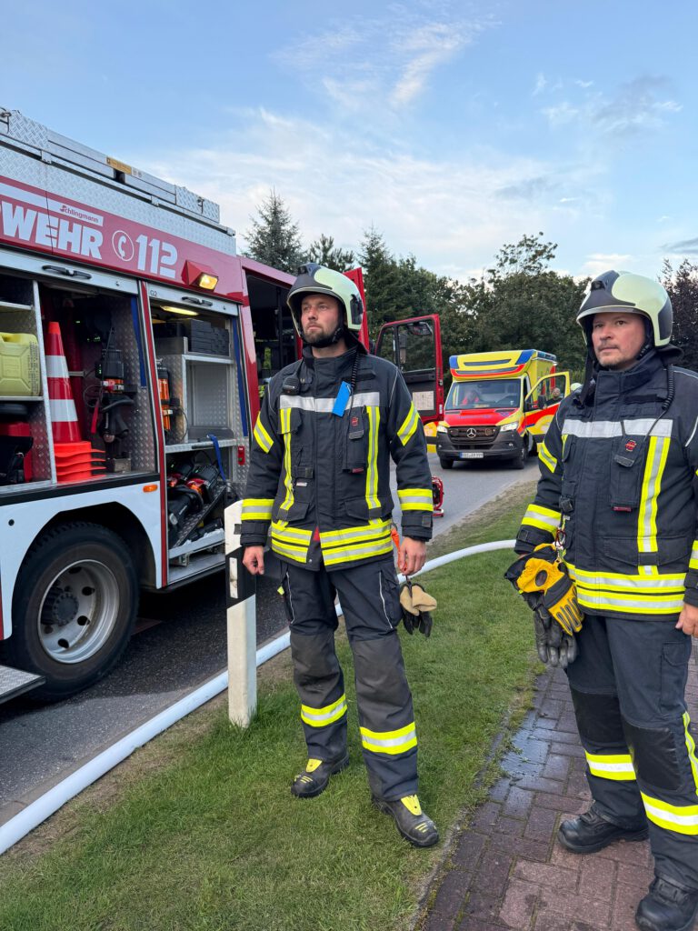 Kameraden Patrick und Matthias konzentriert bei der Arbeit