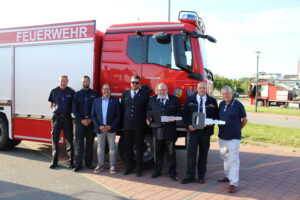 Bürgermeister und die Wehrführungen vor dem TLF3000