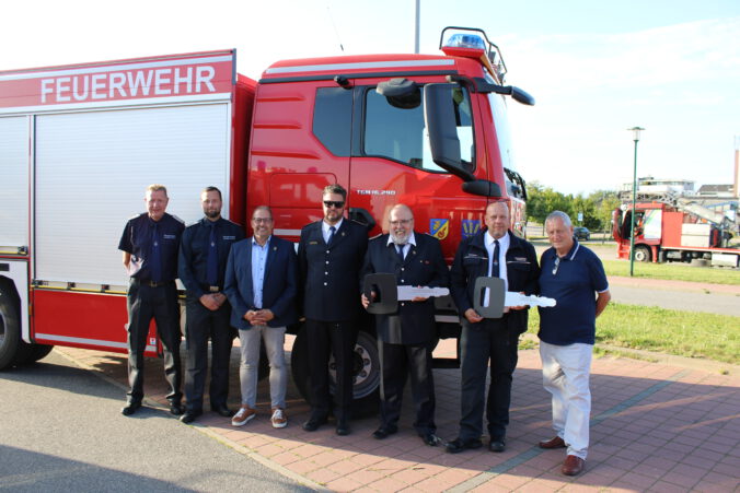 Bürgermeister und die Wehrführungen vor dem TLF3000