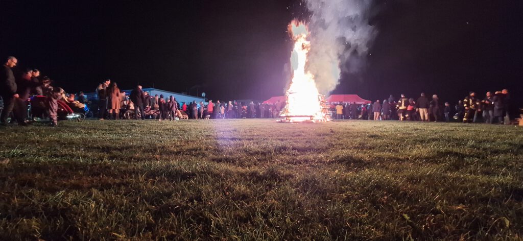 Feuer und Versorgung beim Sportplatz